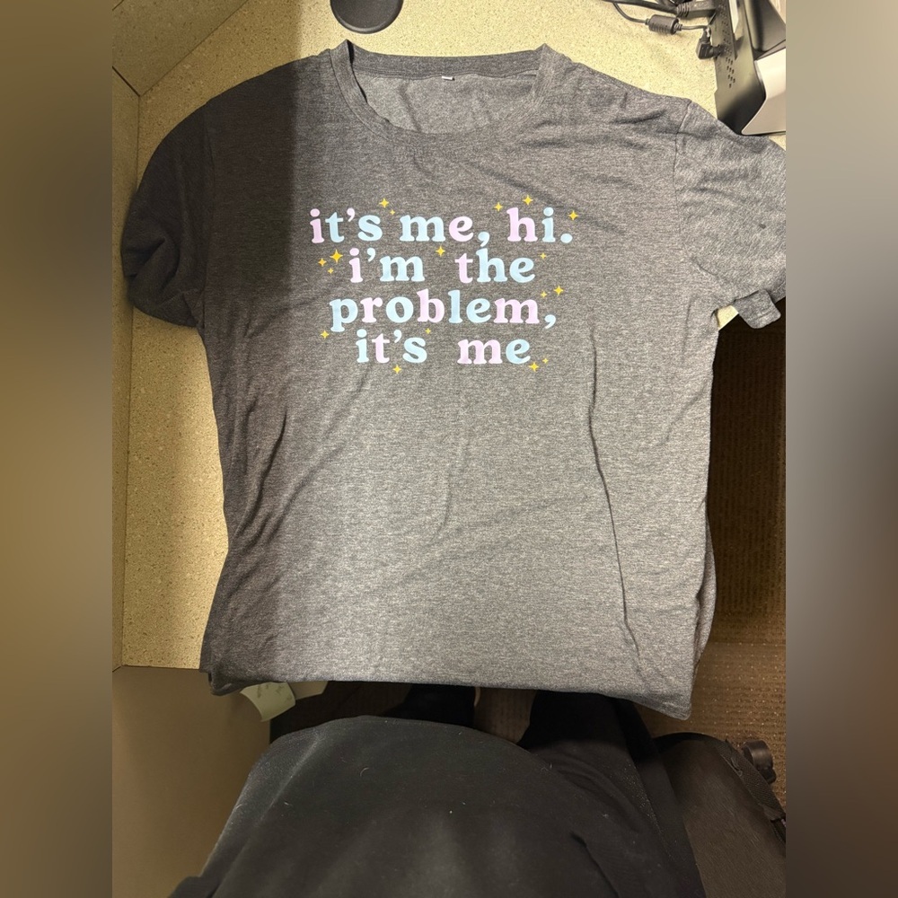 “It’s Me, Hi, I’m The Problem It’s Me” Gray Short Sleeve Graphic Tee